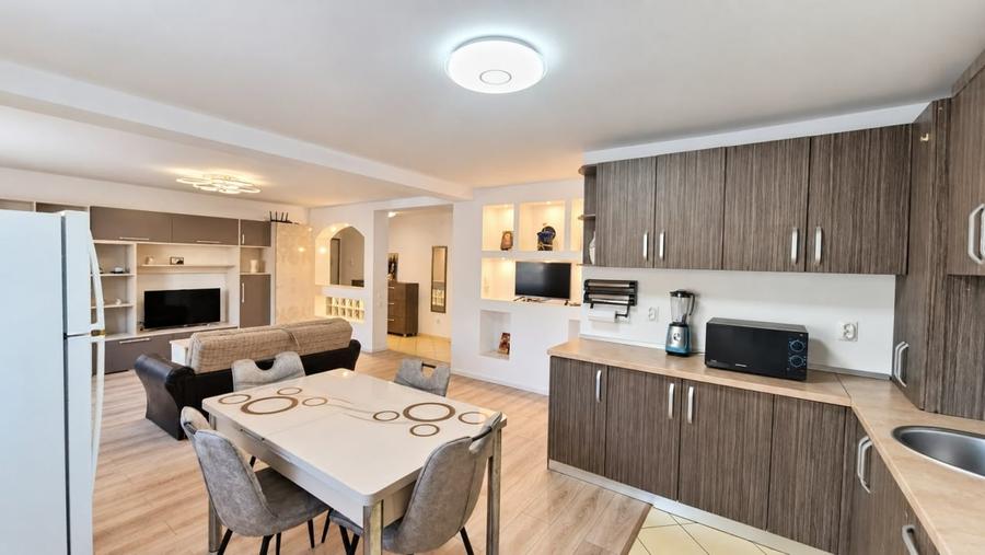 Apartament cu 3 camere decomandat, mobilat în Turnișor