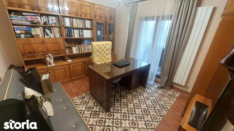 Apartament cu 3 camere decomandat, mobilat în Rovine