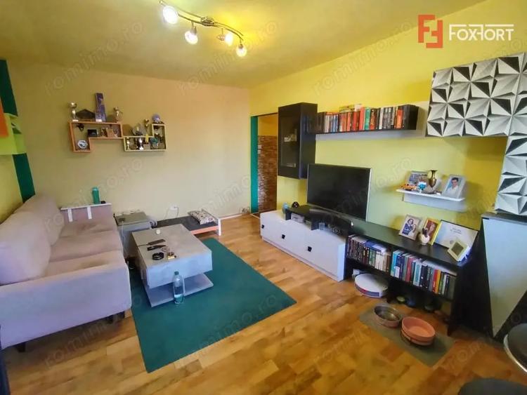 Apartament cu 4 camere semidecomandat, mobilat în Spitalul Județean