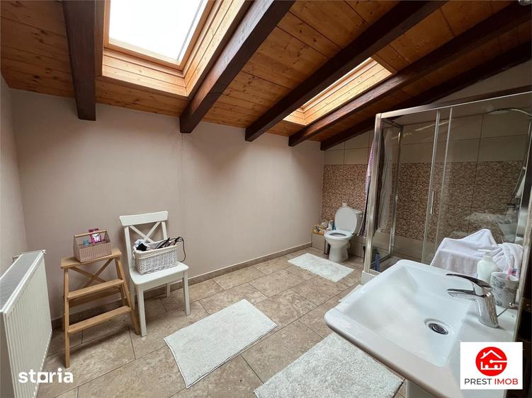 Casă cu 6 camere cu Teren 46000 Mp în Ceuaș