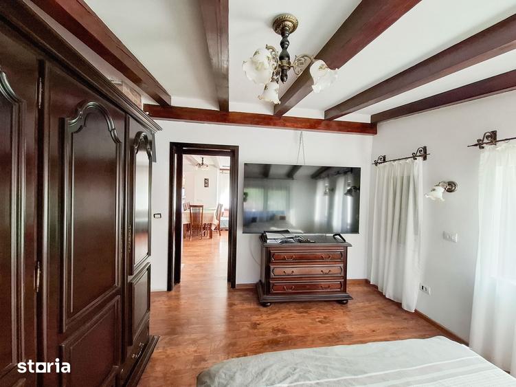 Casă cu 10 camere cu Teren 1850 Mp în Sucevița