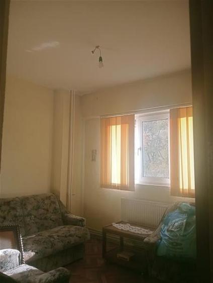 Apartament cu 4 camere semidecomandat în Rahova