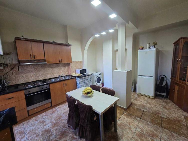 Apartament cu 4 camere semidecomandat în Victoriei