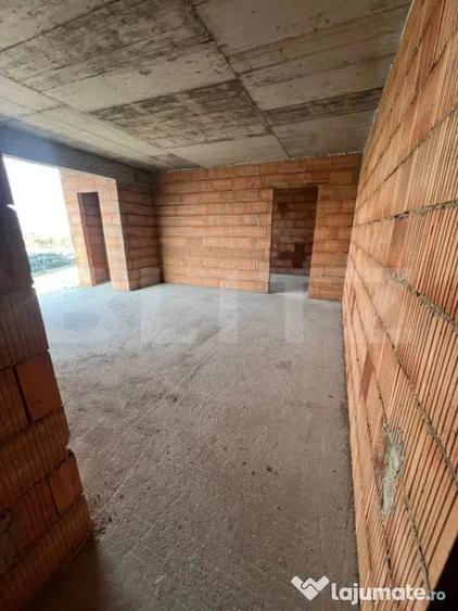 Apartament cu 3 camere semidecomandat în Între Lacuri