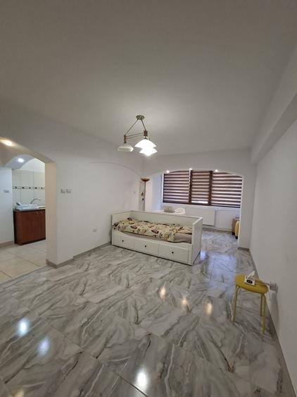 Apartament cu 2 camere semidecomandat, mobilat în Semicentral