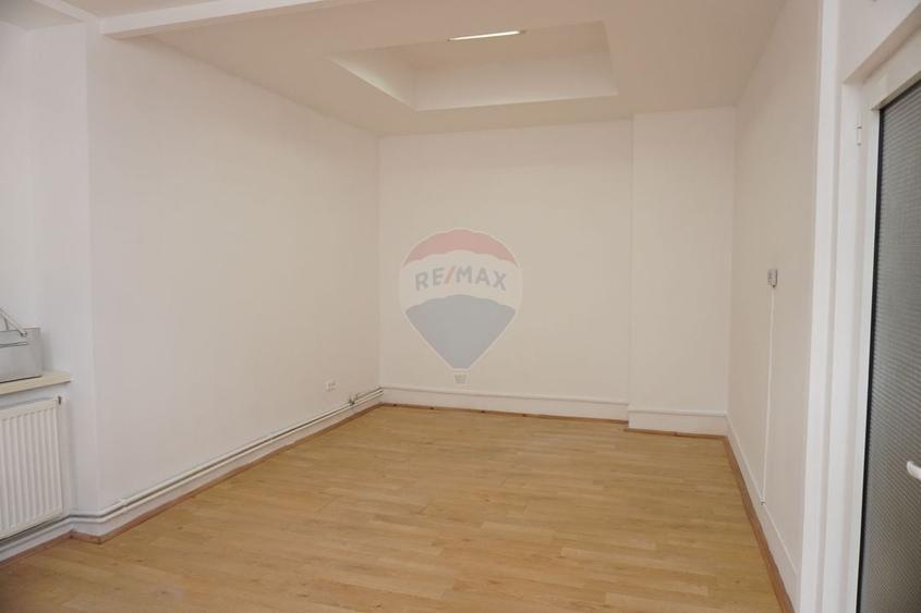 Spațiu comercial, de 23.700000762939 mp, în Central