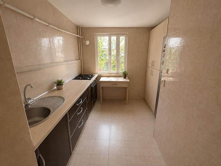 Apartament cu 3 camere decomandat în Drumul Taberei