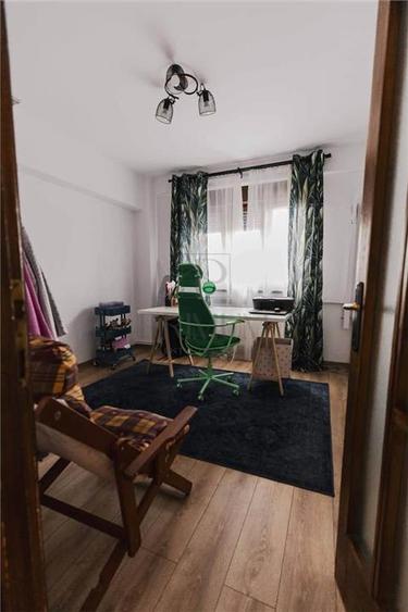 Apartament cu 4 camere decomandat în Central