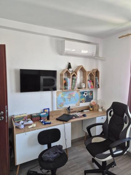 Apartament cu 3 camere semidecomandat în Colentina
