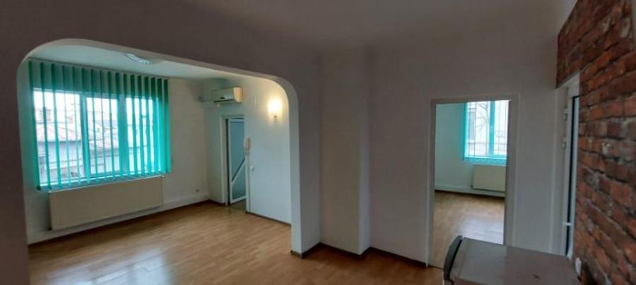 Apartament cu 3 camere semidecomandat în Tineretului