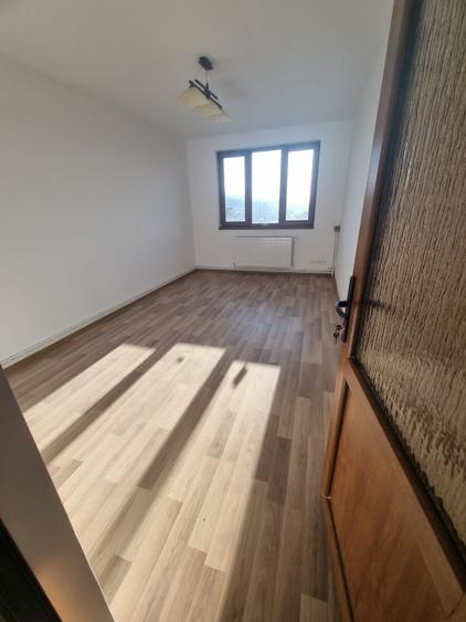 Casă individuală cu 6 camere cu Canalizare în Iris