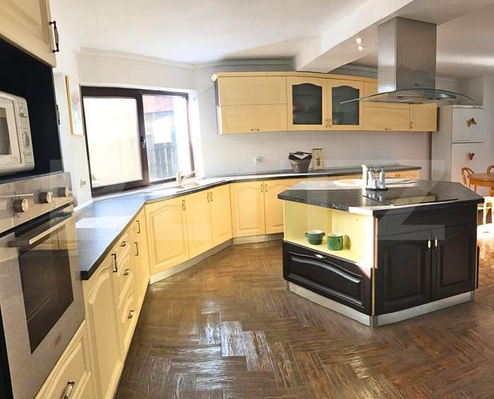 Casă individuală cu 8 camere cu Teren 1038 Mp în Lucieni