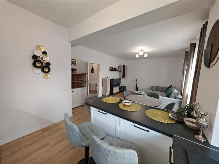 Apartament cu 3 camere decomandat, mobilat în Tractorul
