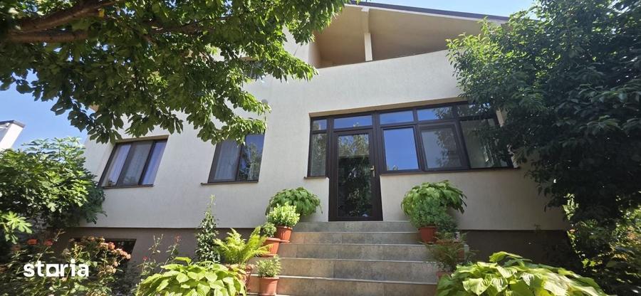 Casă cu 6 camere cu Teren 500 Mp în Malu Mare