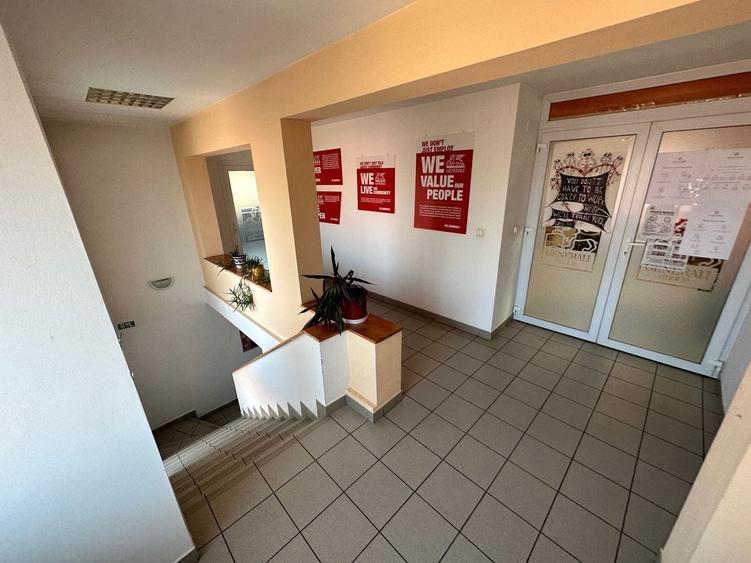 Casă individuală cu 10 camere cu Canalizare în Lipovei