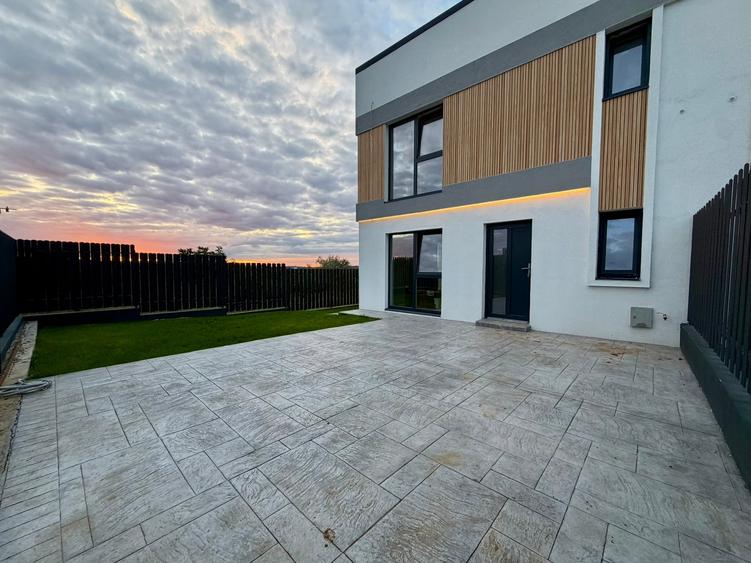 Duplex cu 4 camere cu Canalizare în Bucium