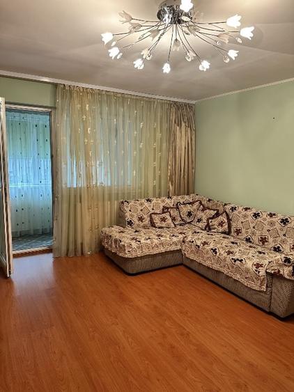 Apartament cu 3 camere semidecomandat, mobilat în Orizont