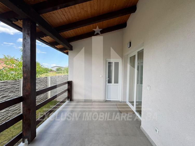 Duplex cu 4 camere cu Canalizare în Sud