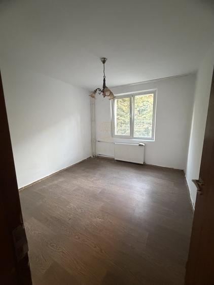 Apartament cu 3 camere semidecomandat în Titan