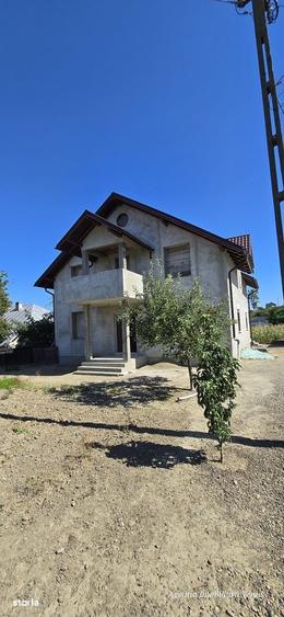 Casă cu 4 camere cu Teren 1560 Mp în Ipotești