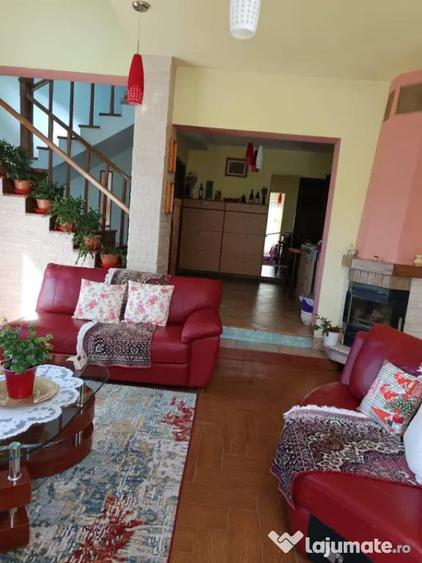 Casă cu 5 camere cu Teren 698 Mp în Albert