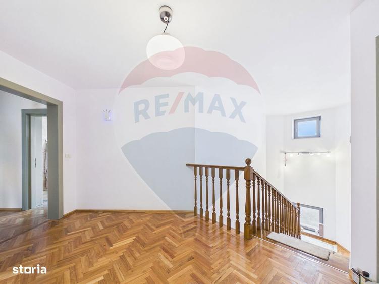 Casă cu 7 camere cu Teren 605 Mp în Snagov