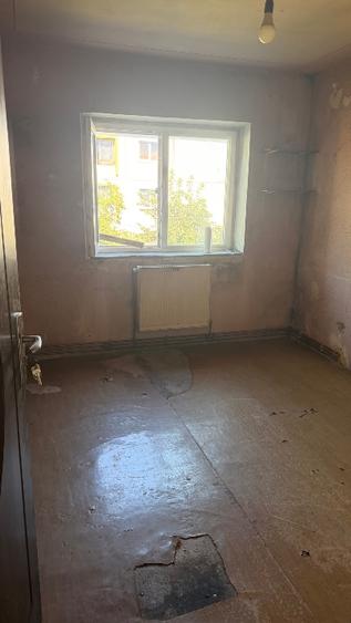 Apartament cu 4 camere decomandat în Sud-Vest