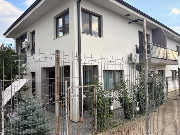Duplex cu 5 camere cu Canalizare în Exterior Est