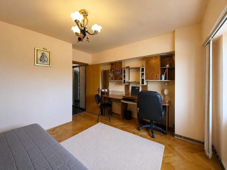 Apartament cu 3 camere decomandat în Micro 11