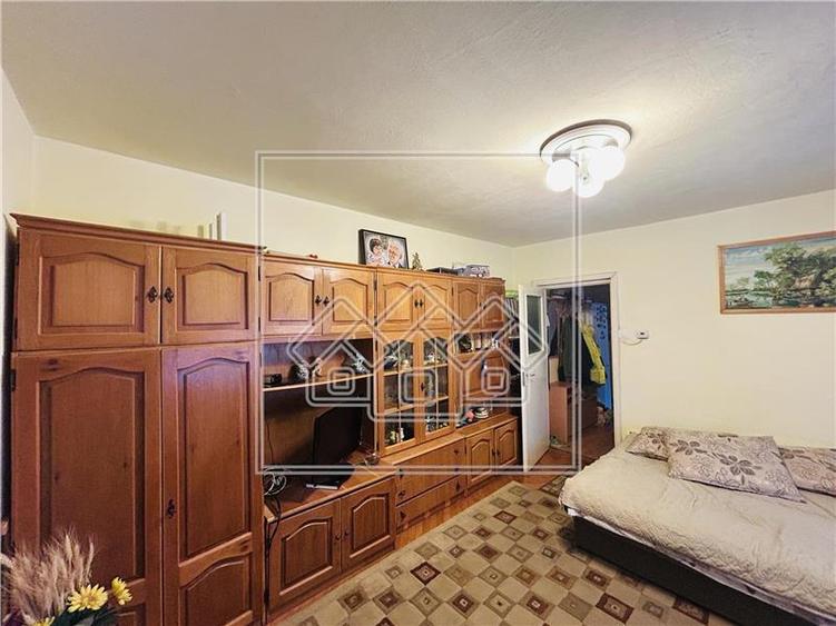 Apartament cu 3 camere semidecomandat în Cedonia