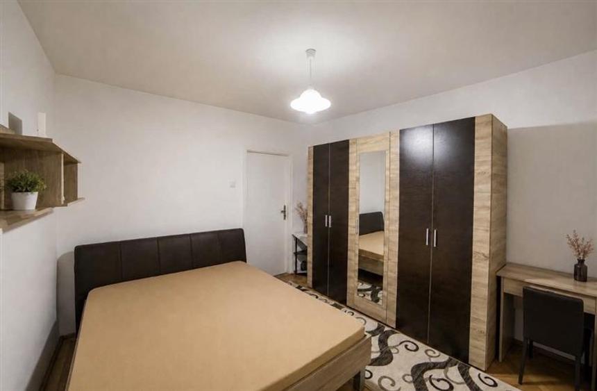 Apartament cu 3 camere semidecomandat, mobilat în Central