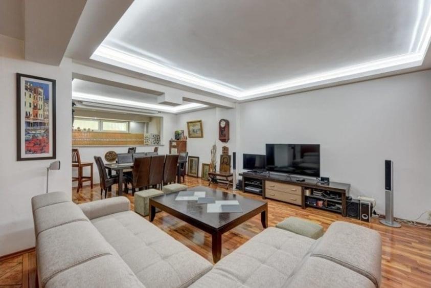 Casă cu 5 camere cu Garaj în Domenii