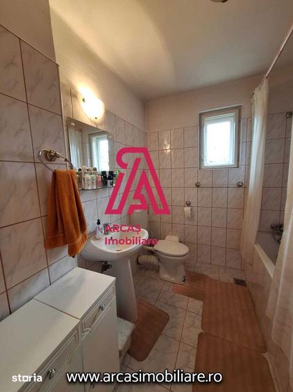Casă cu 7 camere cu Canalizare în Sub Arini