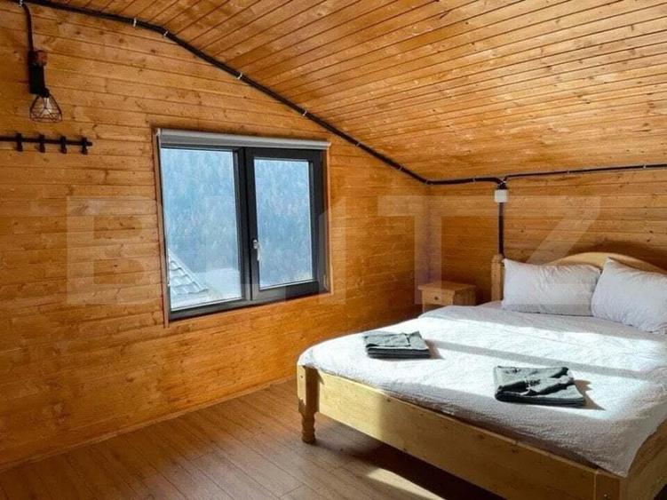 Casă cu 10 camere cu Teren 400 Mp în Bucium