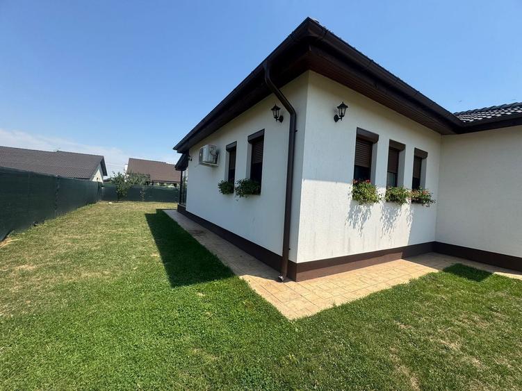 Casă individuală cu 4 camere cu Canalizare în Moșnița Nouă