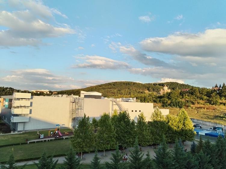 Apartament cu 3 camere semidecomandat în Florești