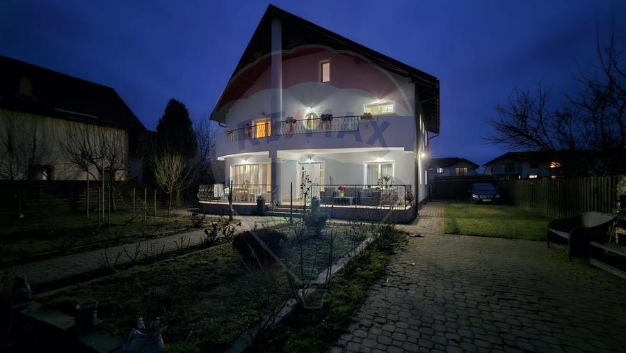 Casă cu 6 camere cu Teren 1075 Mp în Cristian