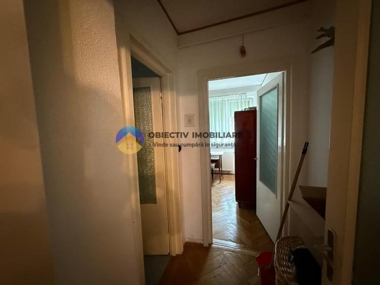 Apartament cu 3 camere semidecomandat, mobilat în Central
