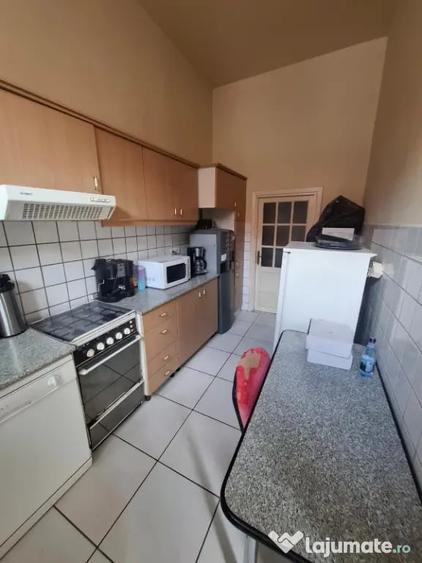 Apartament cu 4 camere semidecomandat în Central