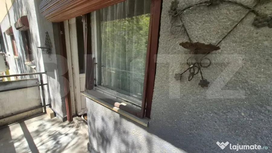 Apartament cu 4 camere semidecomandat în Micro 17