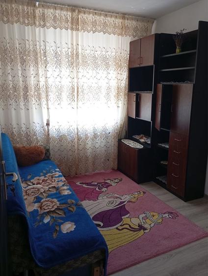 Apartament cu 3 camere semidecomandat în Iosia