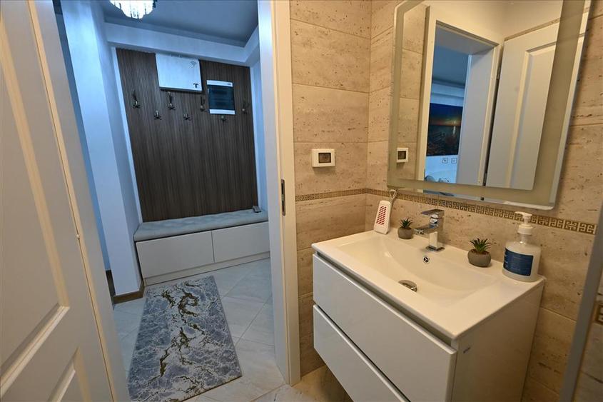 Apartament cu 3 camere decomandat, mobilat în Ultracentral