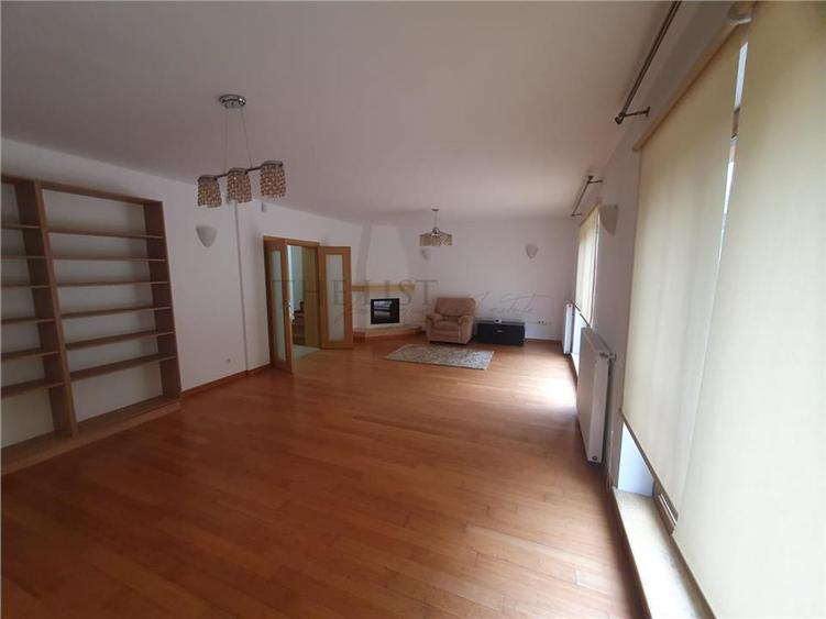 Duplex cu 5 camere cu Teren 200 Mp în Est
