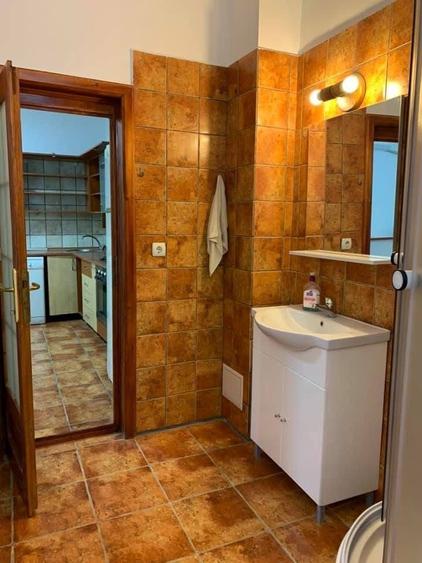 Apartament cu 3 camere semidecomandat, mobilat în Foișorul de Foc