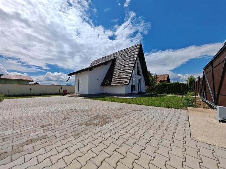 Casă cu 3 camere cu Canalizare în Periferie