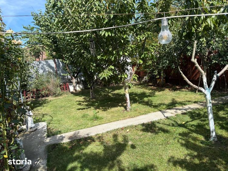 Casă cu 4 camere decomandat cu Canalizare în Sărățeni