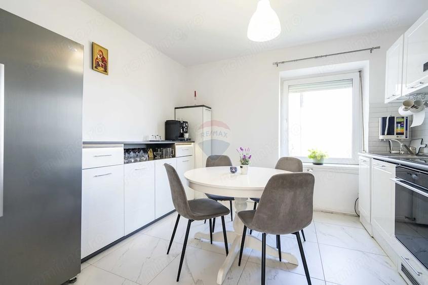 Apartament cu 4 camere decomandat în Decebal