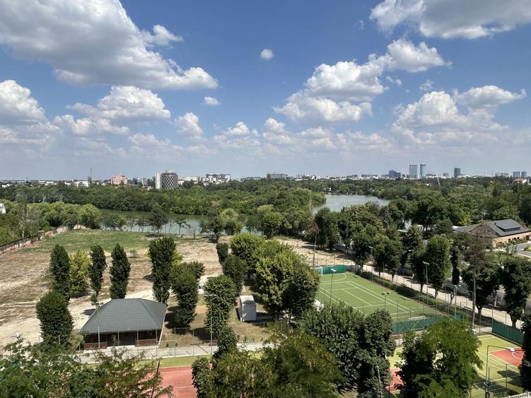 Apartament cu 3 camere semidecomandat în P-ta Presei Libere