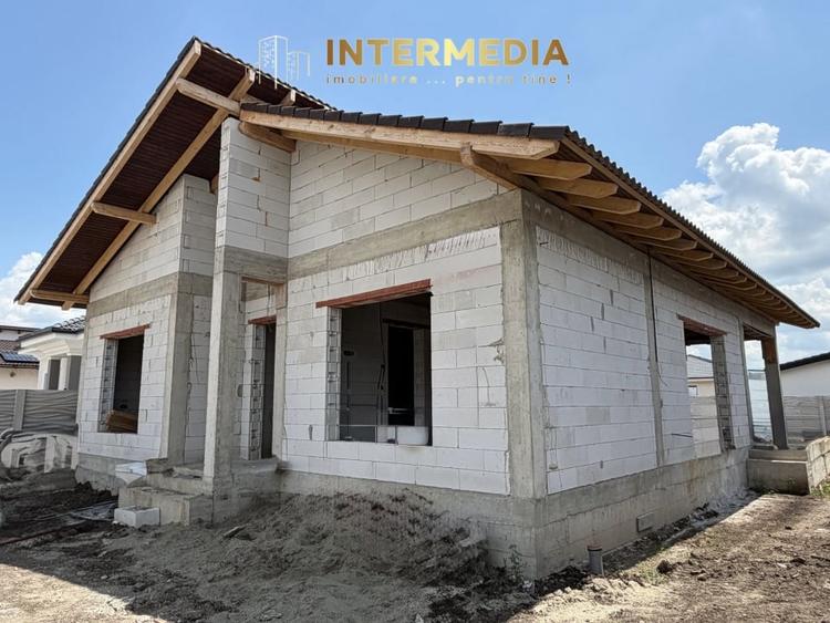 Casă individuală cu 4 camere cu Canalizare în Cetate