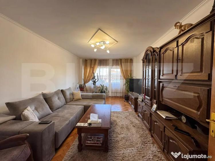 Apartament cu 3 camere decomandat în Micro 11